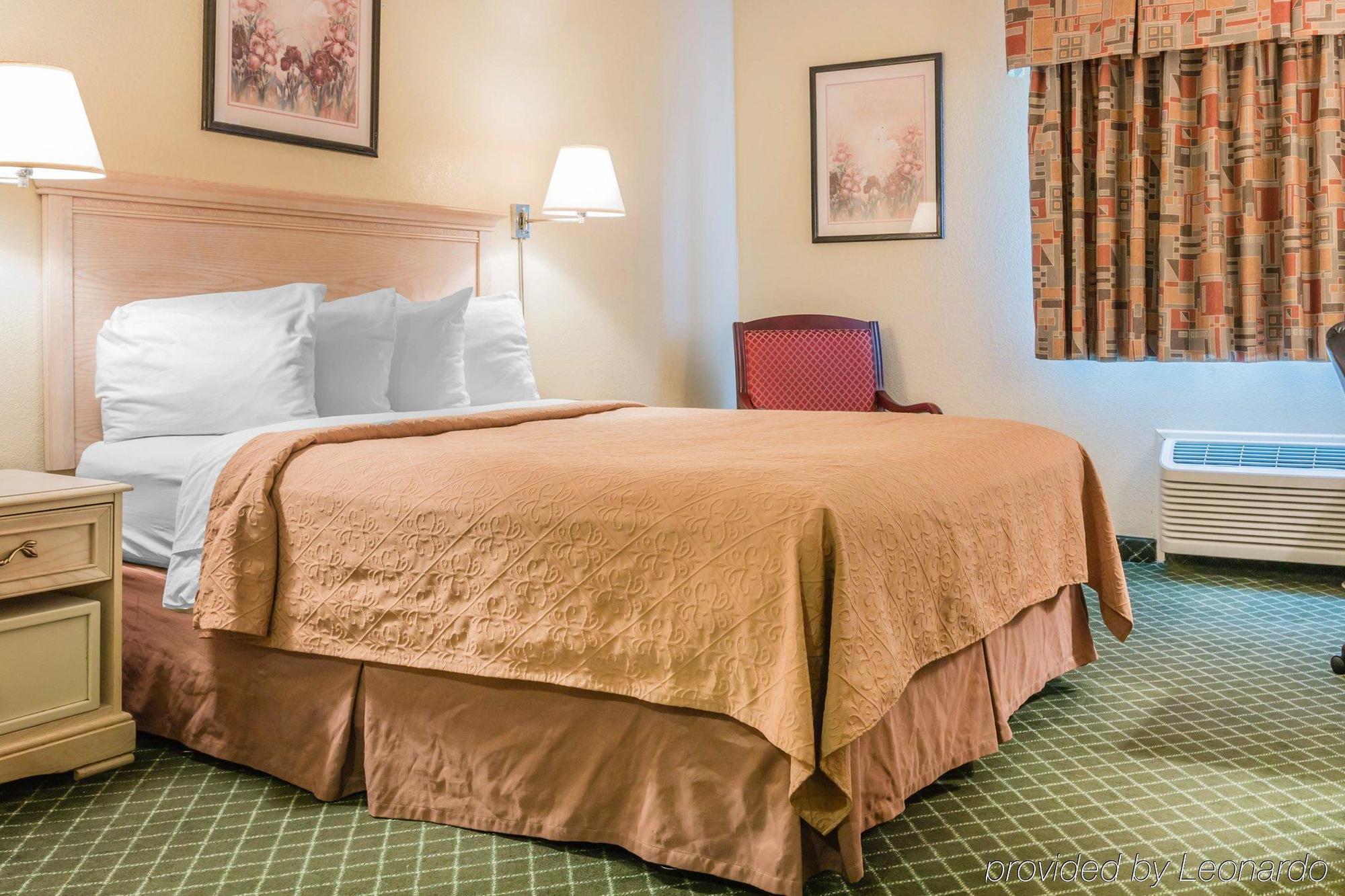 Quality Inn & Suites Detroit Metro Airport Romulus Exterior foto